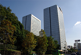 本社を現在の東京都港区南青山に移転。
