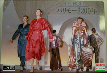 東京と大阪で「ショーでつづるパリモード200年」を開催。